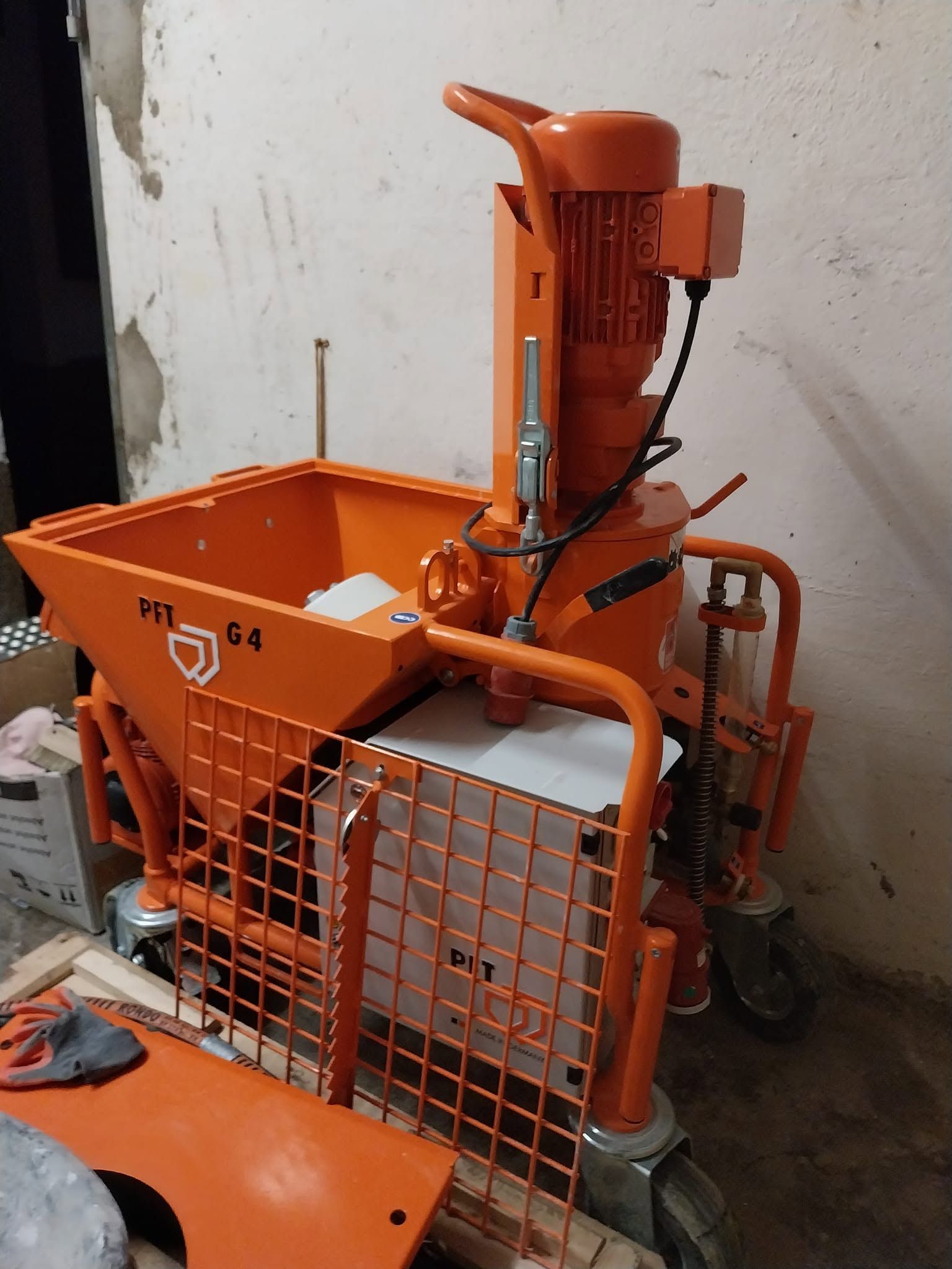 Orangefarbene PFT G4 Putzmaschine